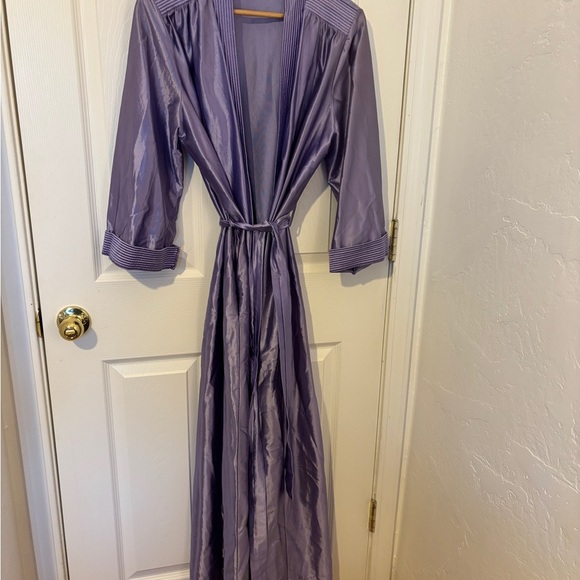 Woman’s Vintage Sears 1970s Satin Lavender Robe  Size Medium - Picture 2 of 5